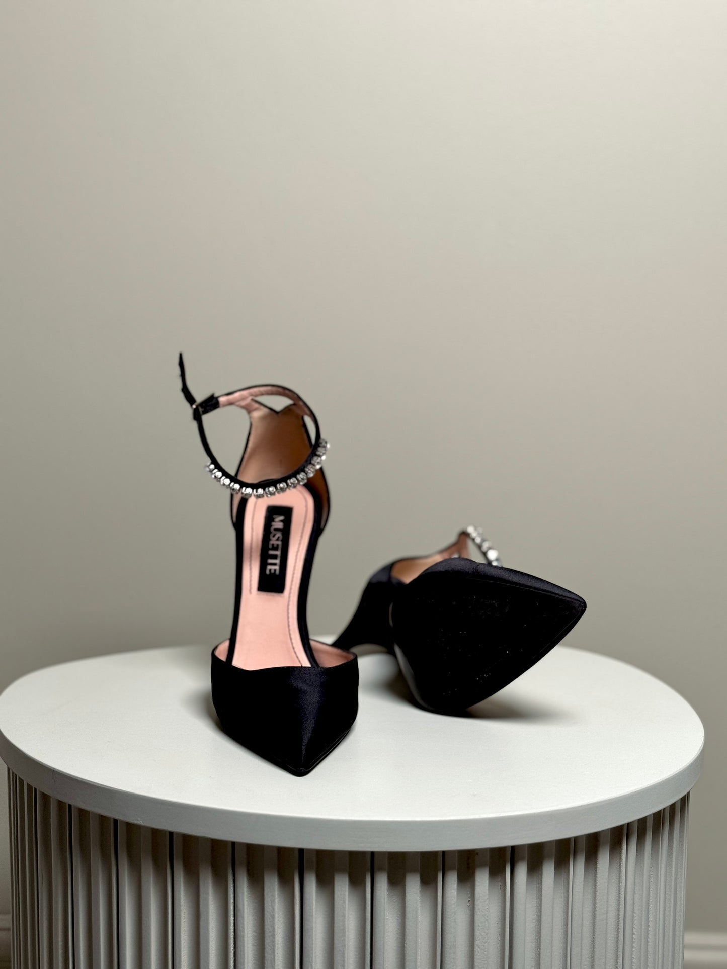 Black satin pumps in limited edition