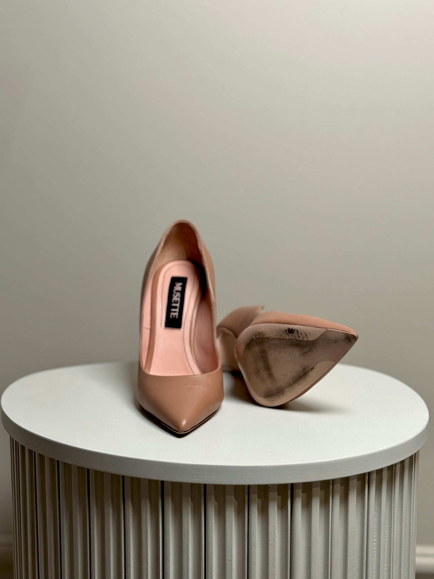 Nude leather pumps