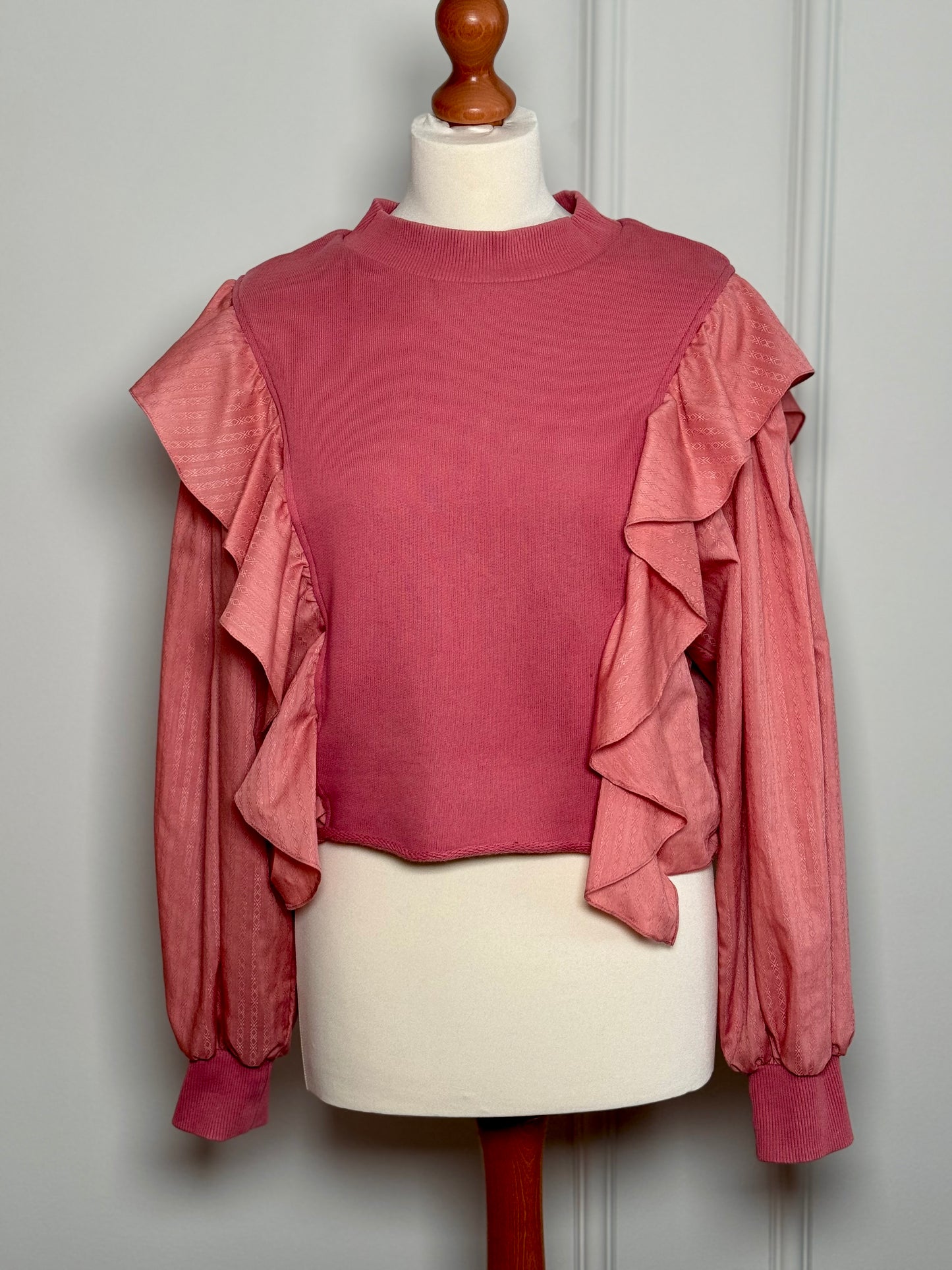 Pink sweatshirt with long voluminous sleeves