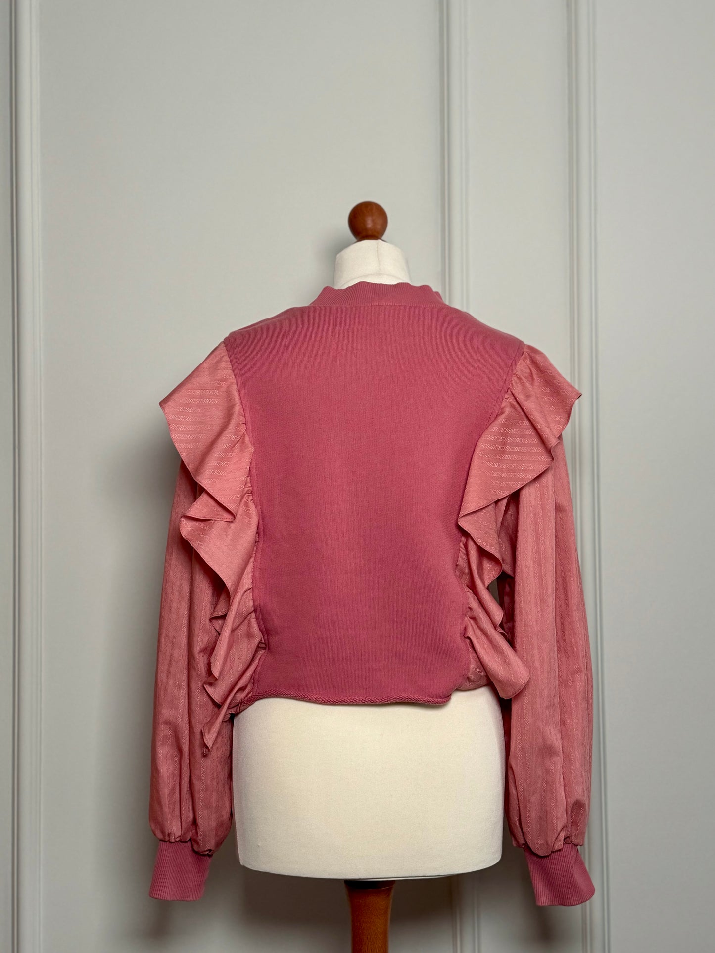 Pink sweatshirt with long voluminous sleeves