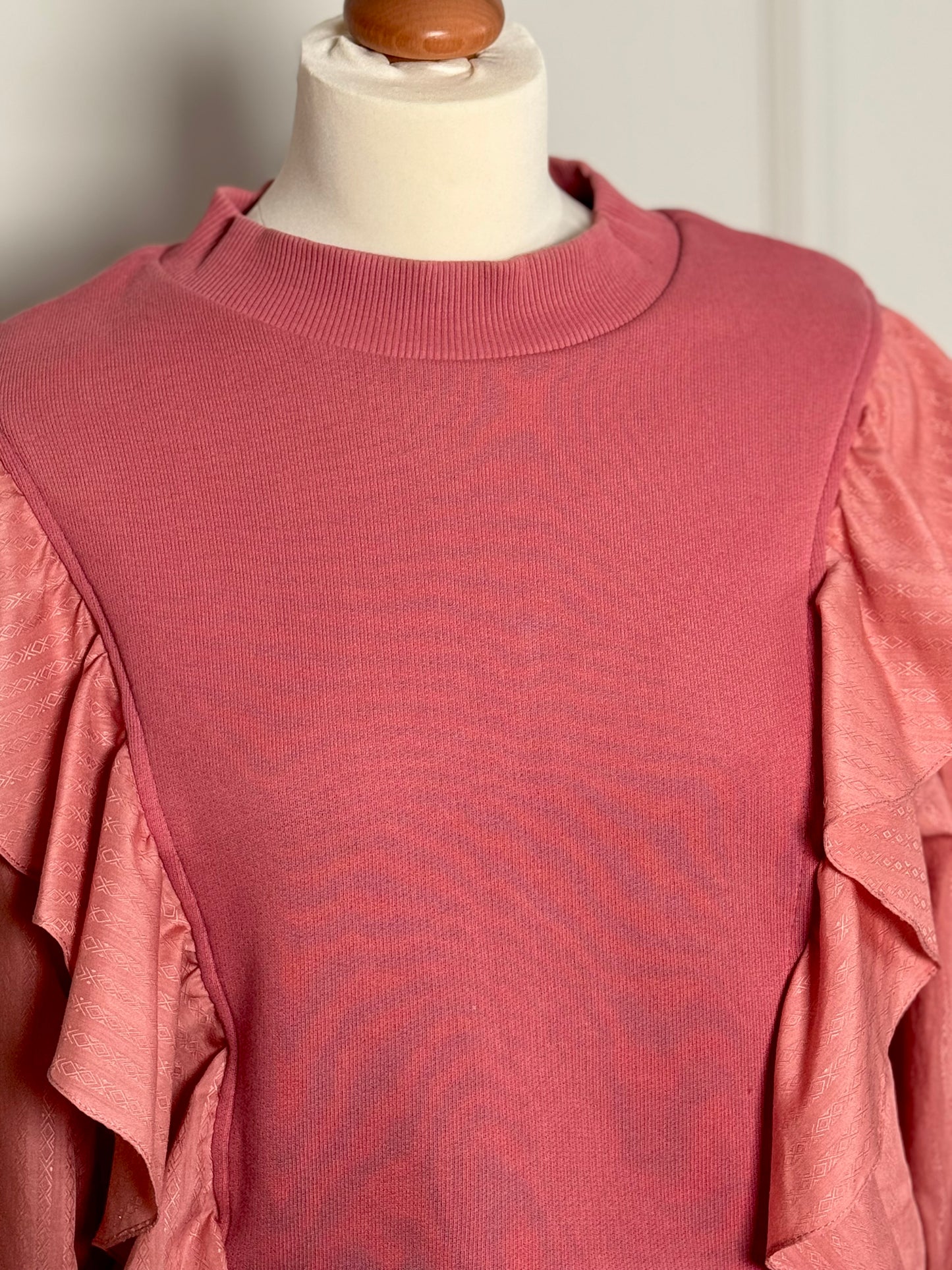 Pink sweatshirt with long voluminous sleeves